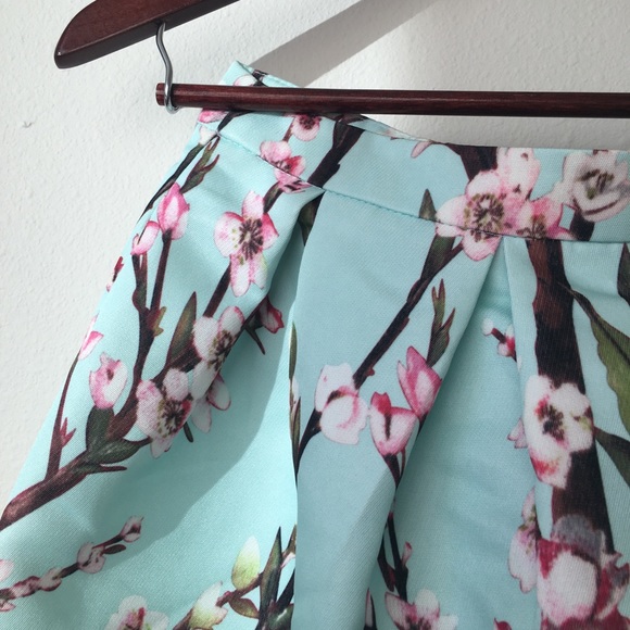 DONATED NWT 🌸🌸 Francesca’s midi floral skirt - Picture 3 of 8
